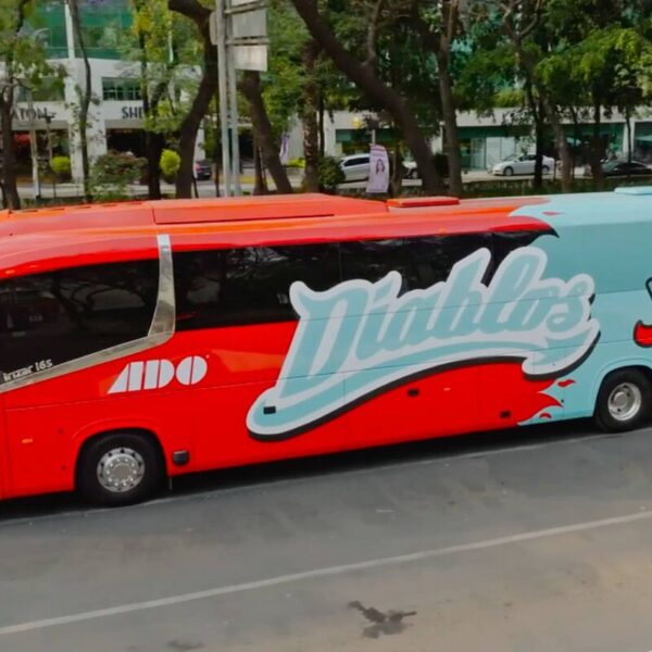 Diablos Rojos exhibe un lujoso autobús decorado con la imagen de Ramoncito.